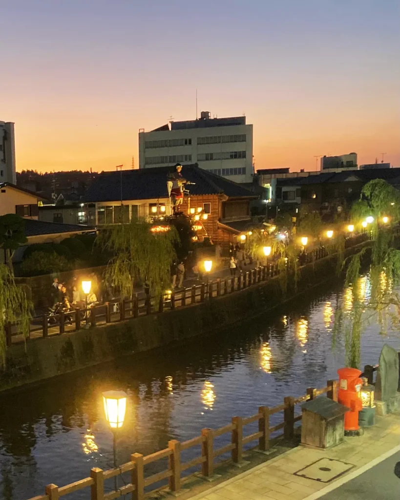 リビング咲楽から眺める夕暮れの小野川